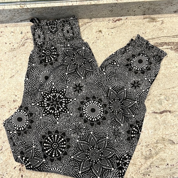 BEBE black and white starburst polyester pants M/L - Picture 2 of 6